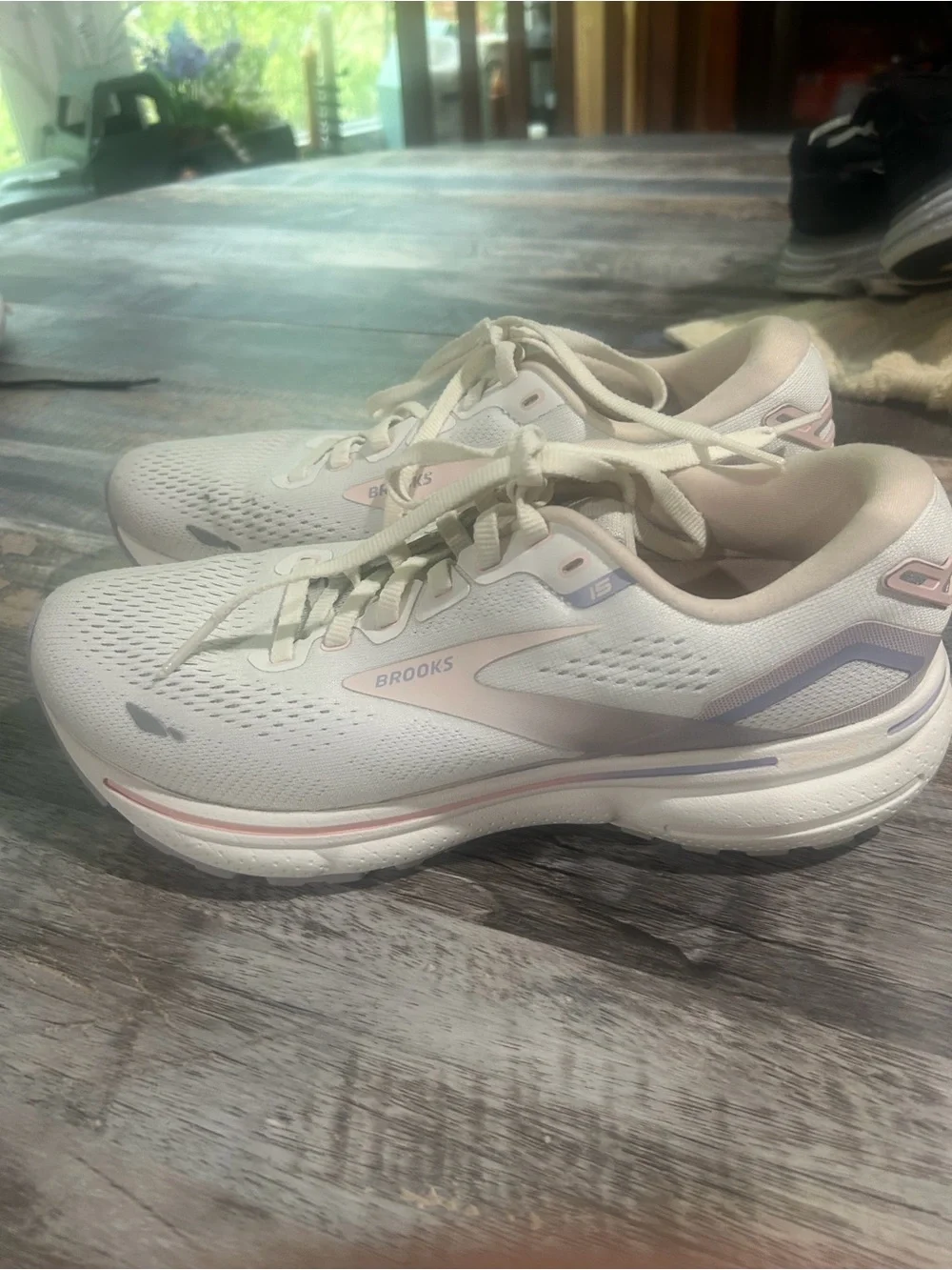 Brooks size 8 Women's Running Sneakers - Light Gray with Pale Pink Accents